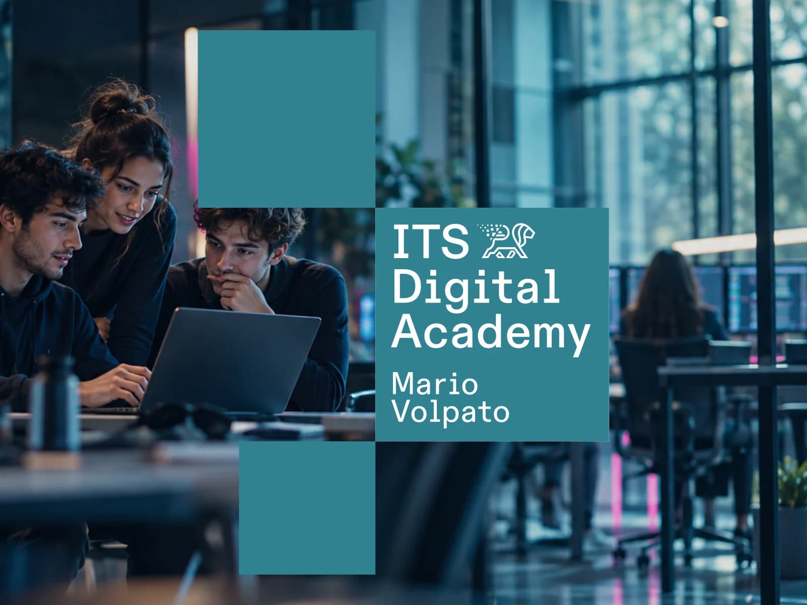 Tre studenti lavorano insieme davanti a un portatile in un’aula; sopra la fotografia, il logo di ITS Digital Academy Mario Volpato.